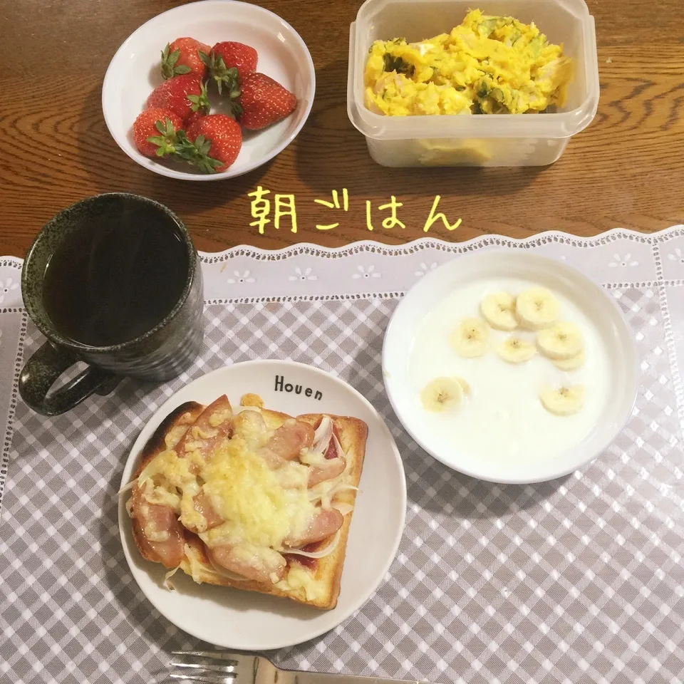 Snapdishの料理写真:ピザトースト、南瓜サラダ、ヨーグルトバナナ、苺、紅茶|yakinasuさん