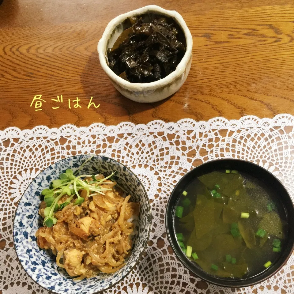 韓国風親子丼、ワカメスープ、新ワカメと椎茸佃煮|yakinasuさん