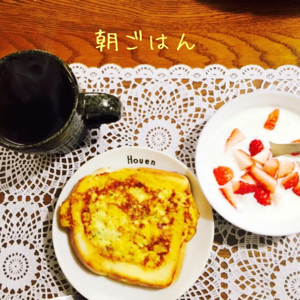 Snapdishの料理写真:エッグウインドウ、ヨーグルト苺、紅茶（セイロンエクストラ）|yakinasuさん