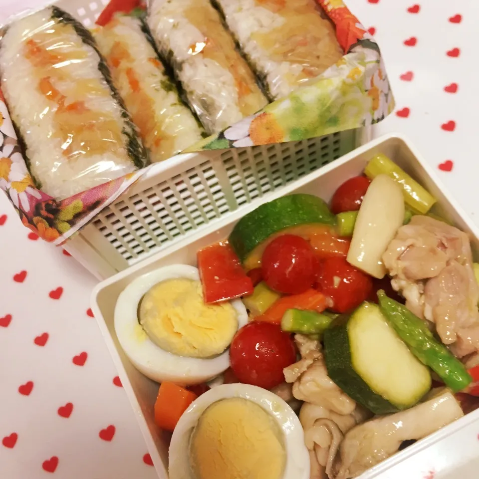 Snapdishの料理写真:切り干し大根のおにぎらず♡夏野菜のグリルサラダ弁当|Yumiko Ozakiさん