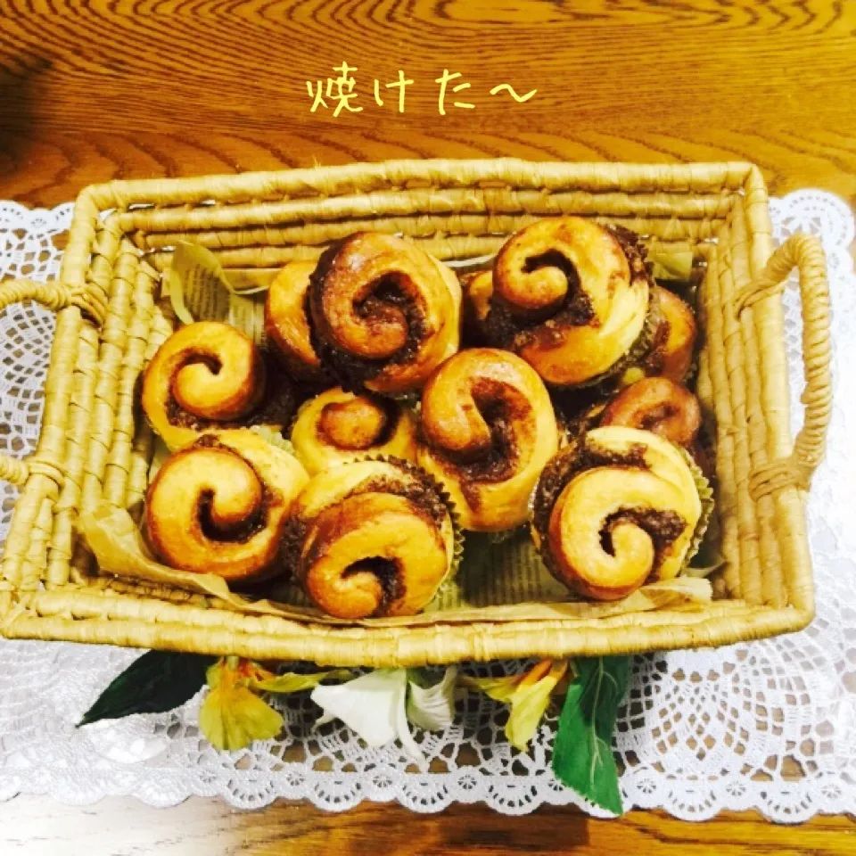 Snapdishの料理写真:ヘーゼルナッツとチョコクリームのロールパン|yakinasuさん