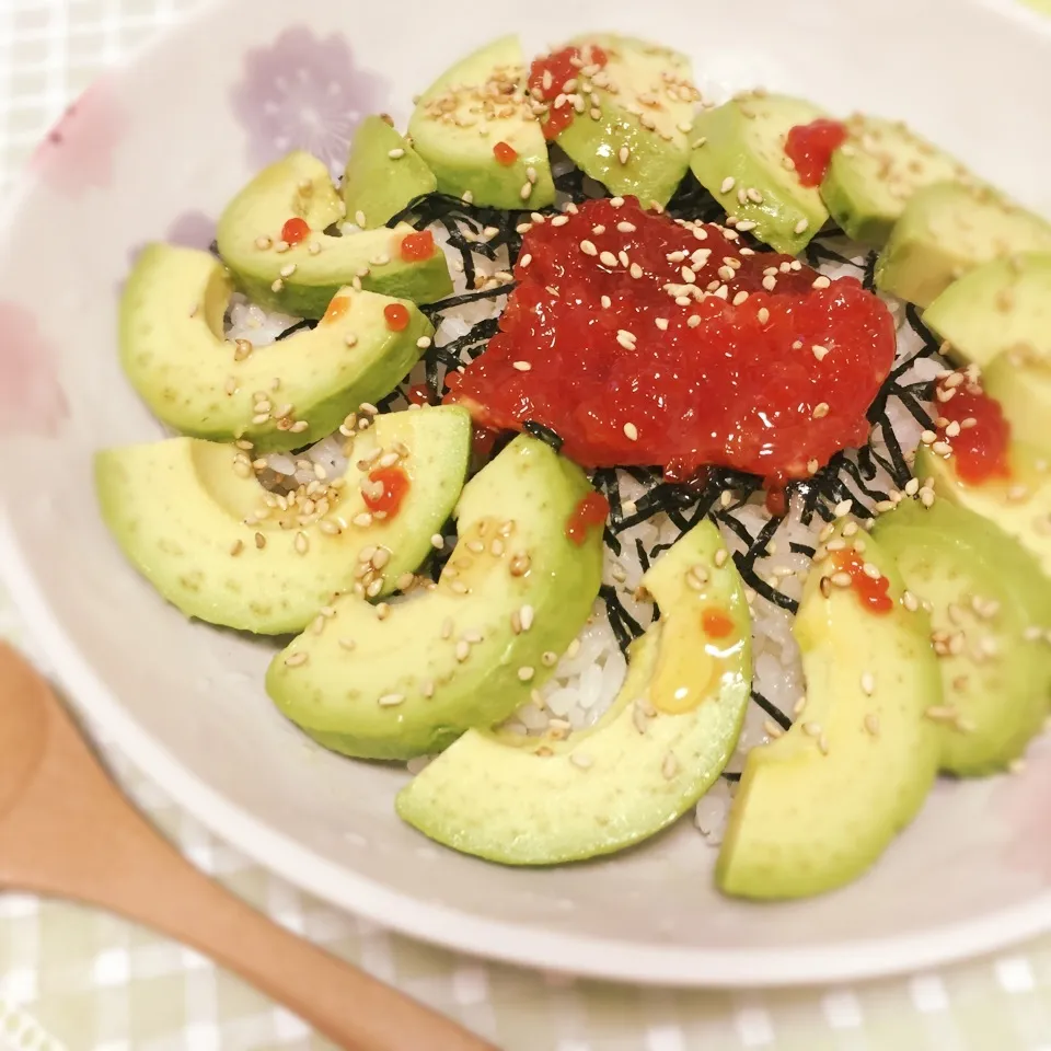 Snapdishの料理写真:アボカドすじこ丼|Yumiko Ozakiさん