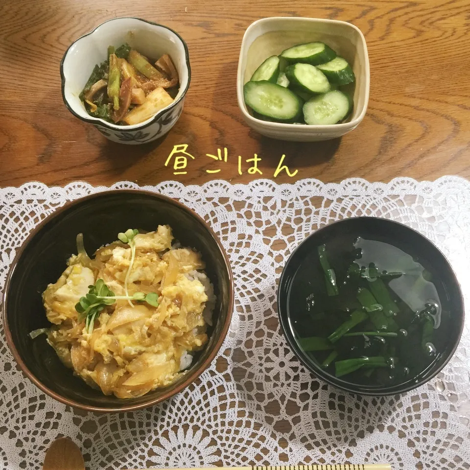 親子丼、吸い物、イカとわけぎの酢味噌和え、胡瓜糠漬け|yakinasuさん