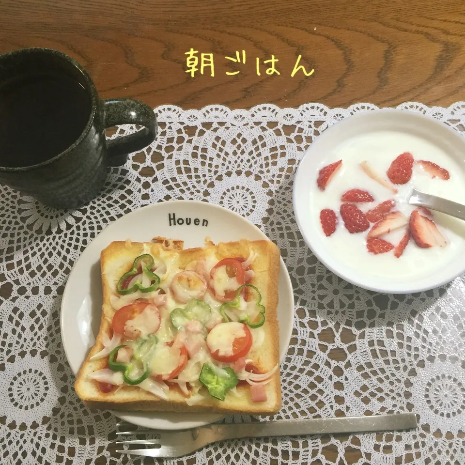 ピザトースト、ヨーグルト苺、紅茶（白桃と洋梨フレーバー）|yakinasuさん