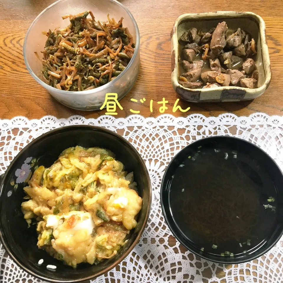 Snapdishの料理写真:天丼、モズク汁、土筆佃煮、鶏レバー甘辛煮|yakinasuさん