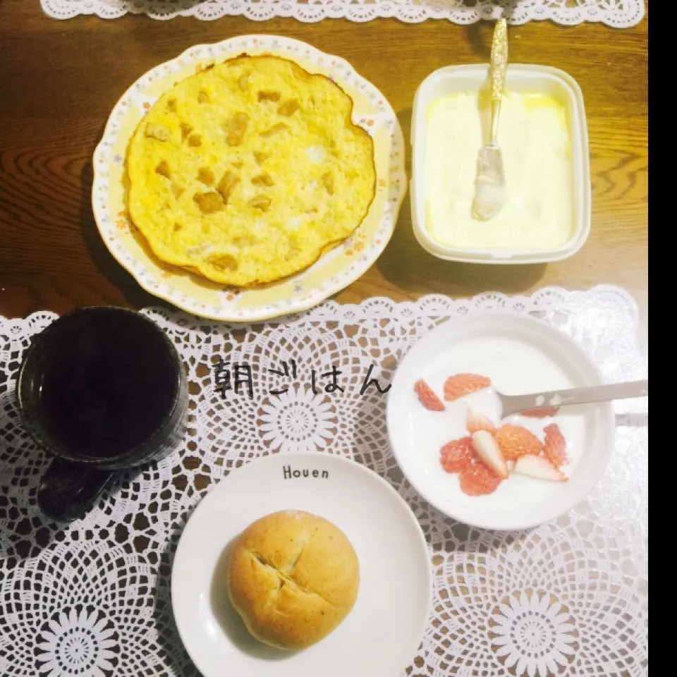 Snapdishの料理写真:チーズ入り丸パン、豚ヒレ肉入りオムレツ、ヨーグルト苺|yakinasuさん