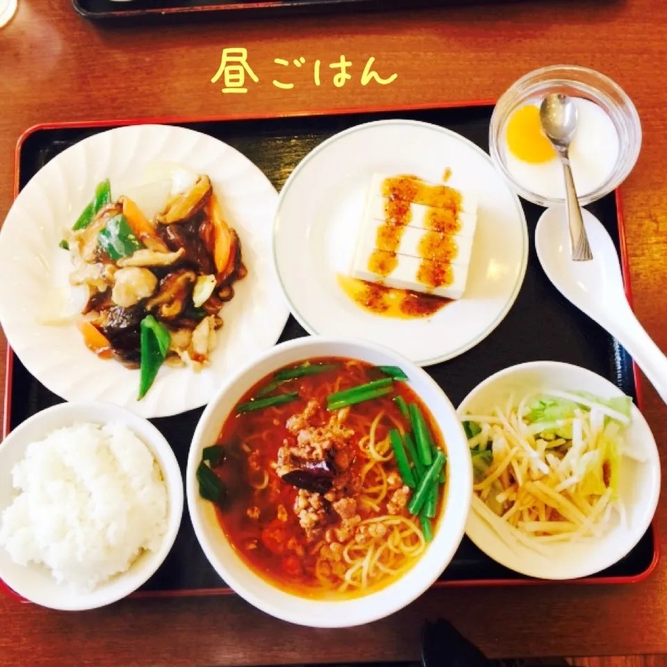 Snapdishの料理写真:台湾ラーメン、台湾冷奴、椎茸と豚肉炒め、大根サラダ、杏仁豆腐|yakinasuさん