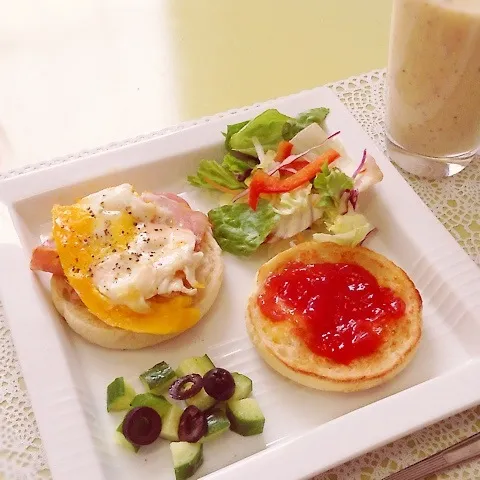 イングリッシュマフィンとスムージーのヘルシーブランチ|Yumiko Ozakiさん