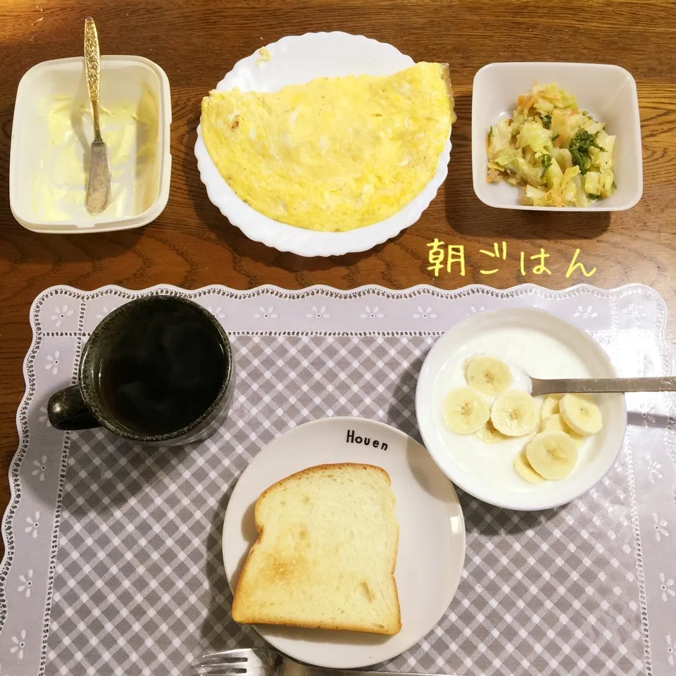 Snapdishの料理写真:トースト、チーズオムレツ、ナムル、ヨーグルトバナナ、紅茶|yakinasuさん