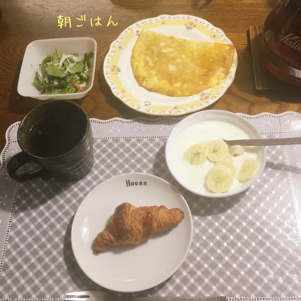 Snapdishの料理写真:ミニクロワッサン、チーズオムレツ、サラダ、ヨーグルトバナナ|yakinasuさん