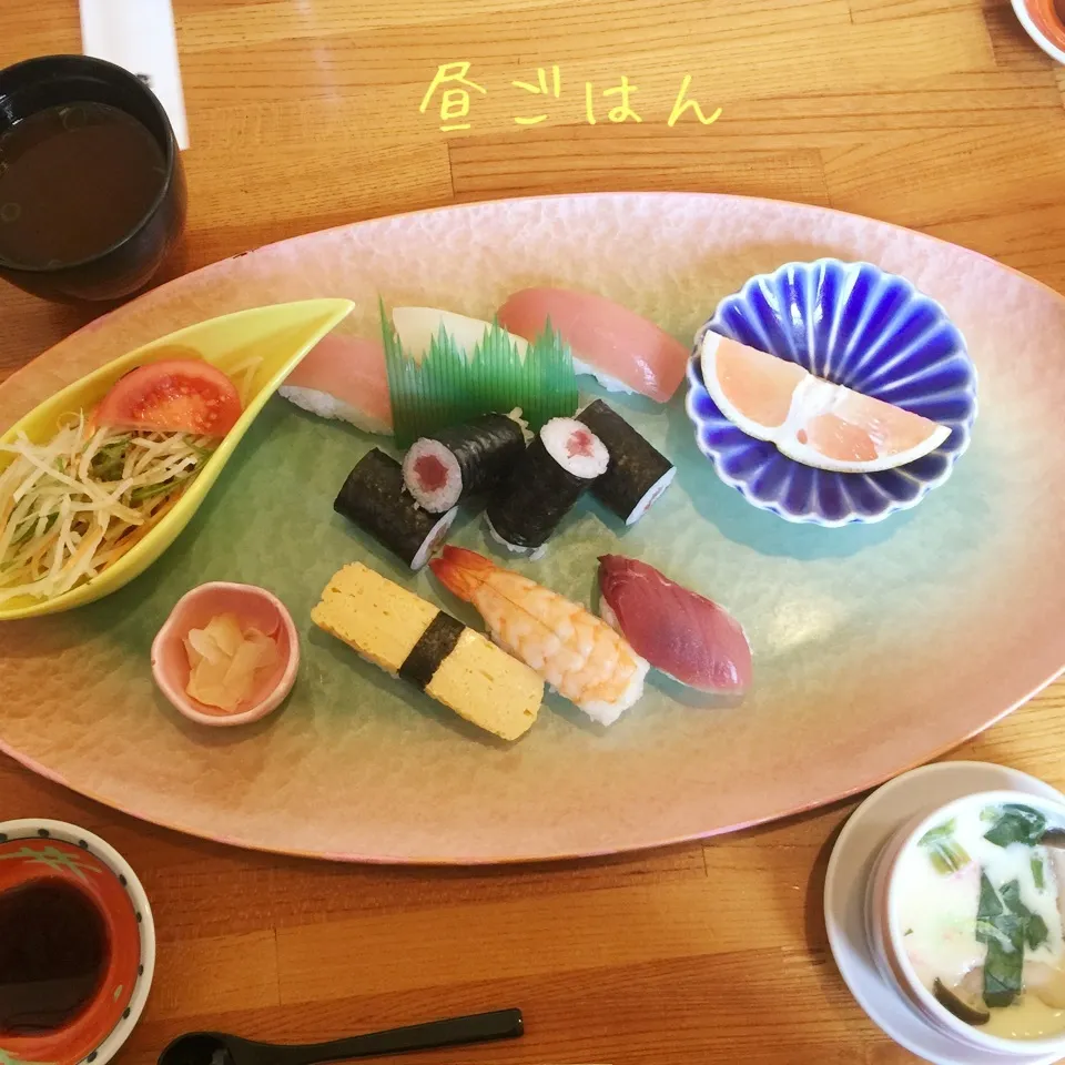 Snapdishの料理写真:寿司ランチ おすし、茶碗蒸し、赤だし、グレープフルーツ|yakinasuさん