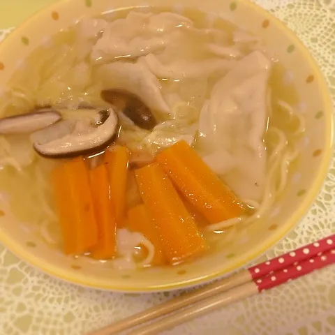 Snapdishの料理写真:余り物で餃子ラーメン|Yumiko Ozakiさん