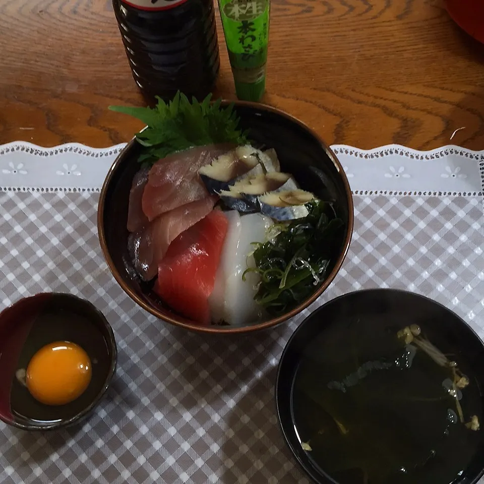 Snapdishの料理写真:海鮮丼with卵、すまし汁|yakinasuさん