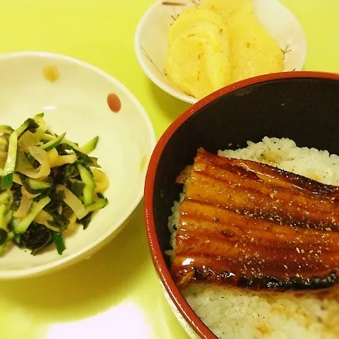 Snapdishの料理写真:鰻丼と酢の物|Yumiko Ozakiさん