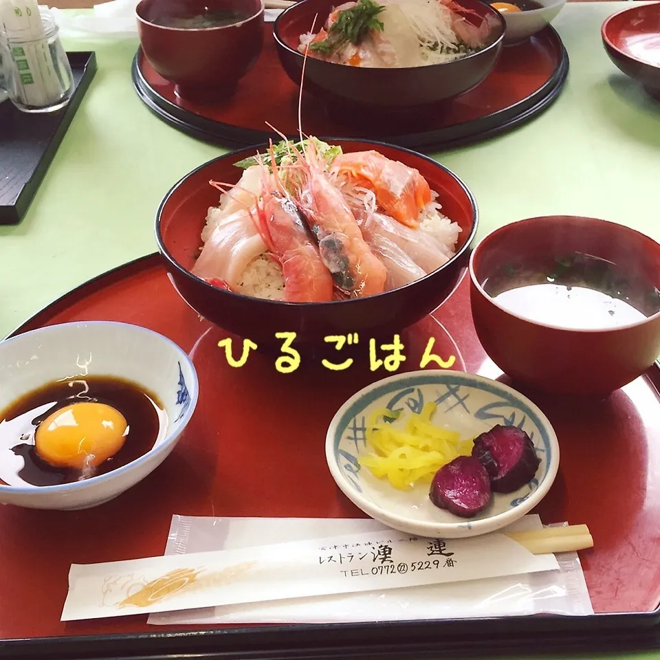 Snapdishの料理写真:海鮮丼、味噌汁|yakinasuさん