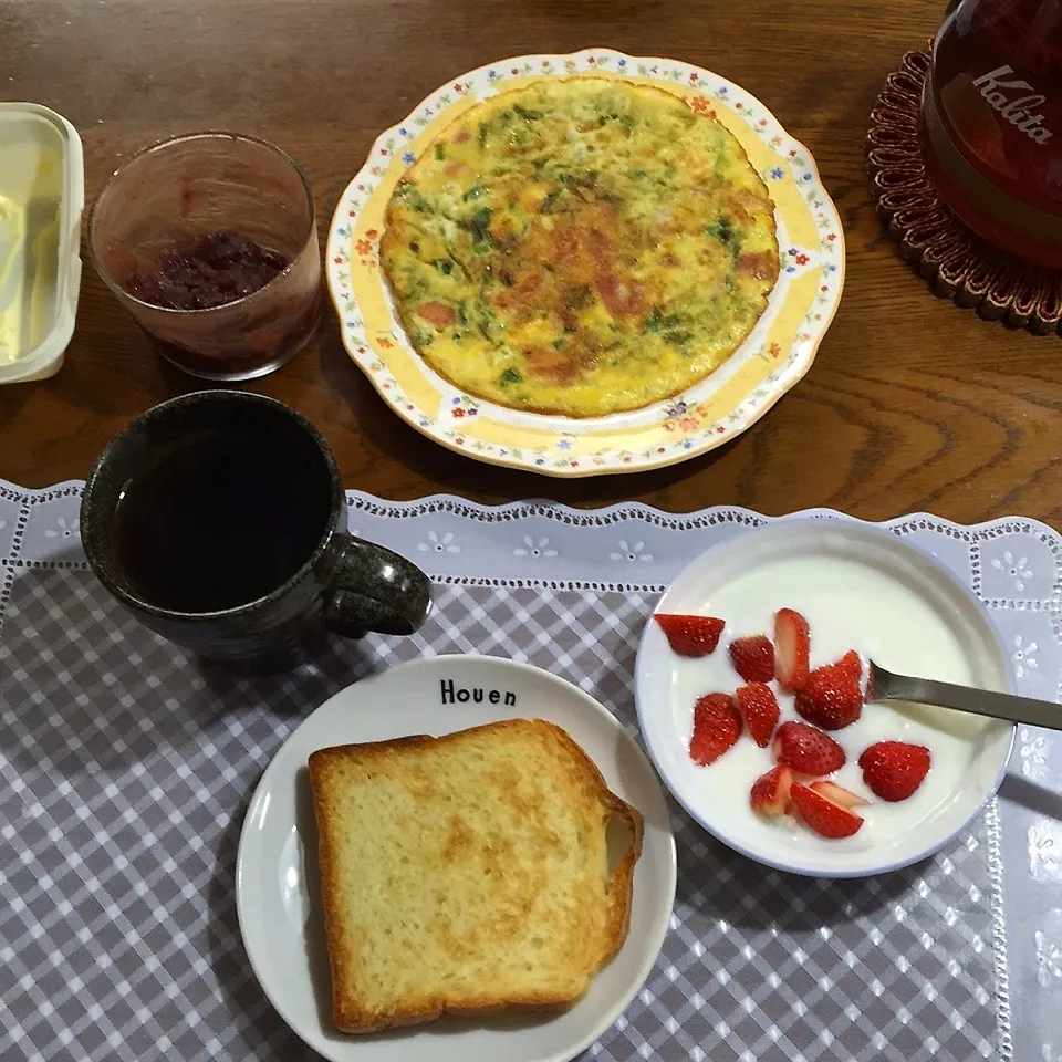 トースト、菜の花オムレツ、ヨーグルト苺、紅茶|yakinasuさん