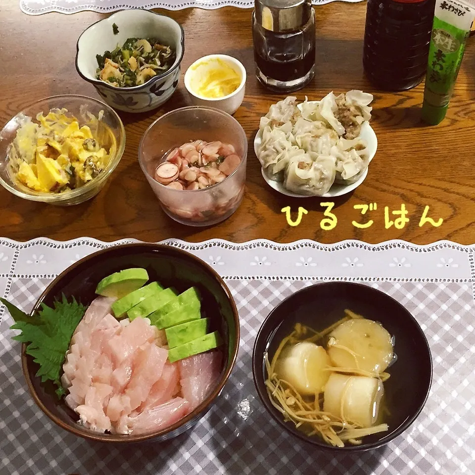 鮪アボカド丼、すまし汁、シュウマイ、南瓜サラダ、常備菜|yakinasuさん