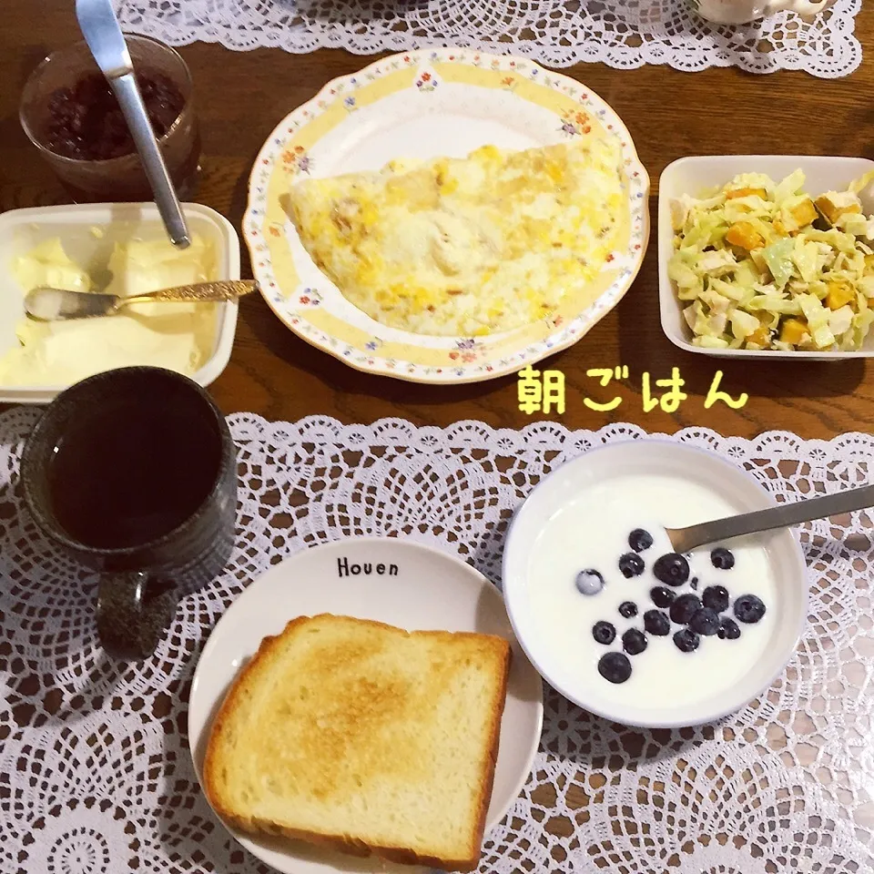 Snapdishの料理写真:小倉トースト、オムレツ、サラダ、ヨーグルトBB.紅茶|yakinasuさん