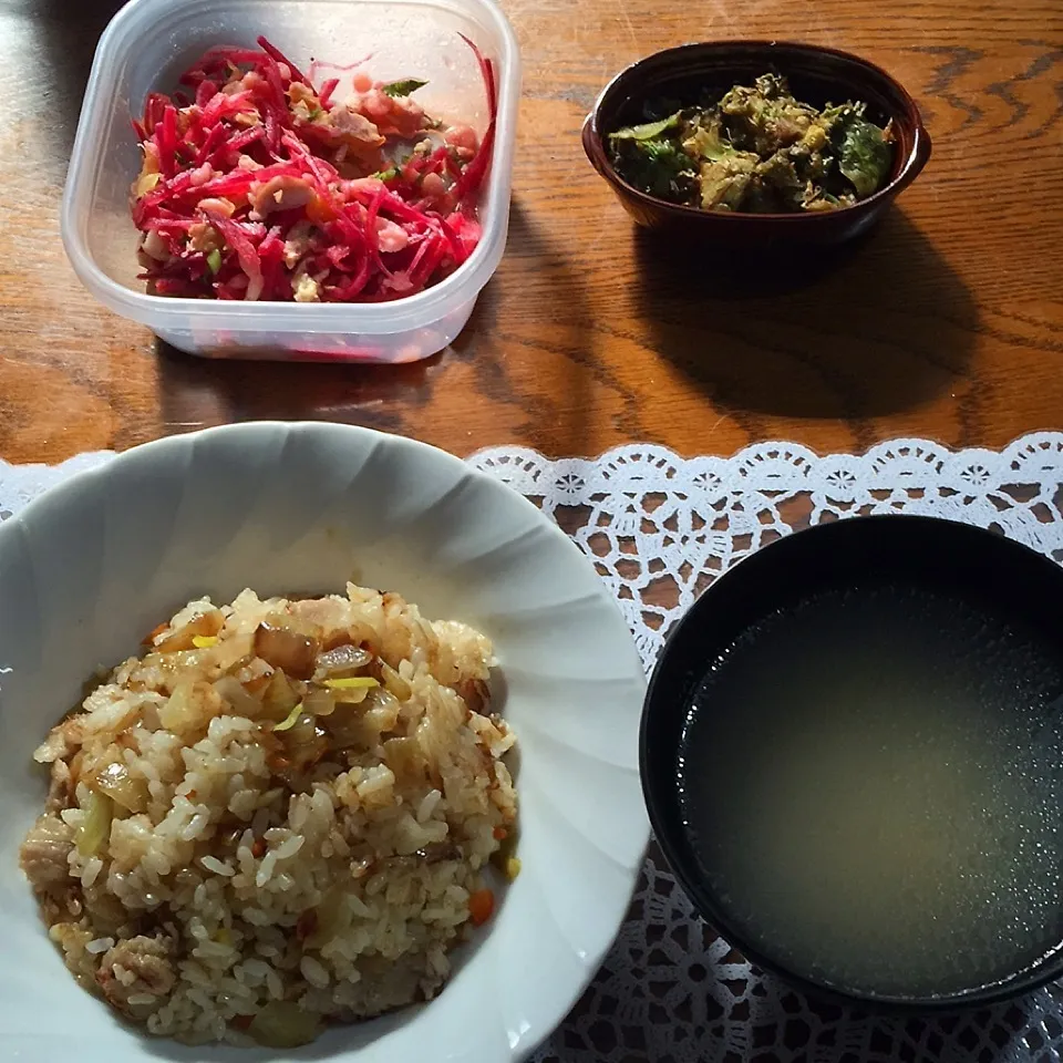 チャーハン、エノキとモヤシのスープ、蕗の薹、紅大根サラダ|yakinasuさん