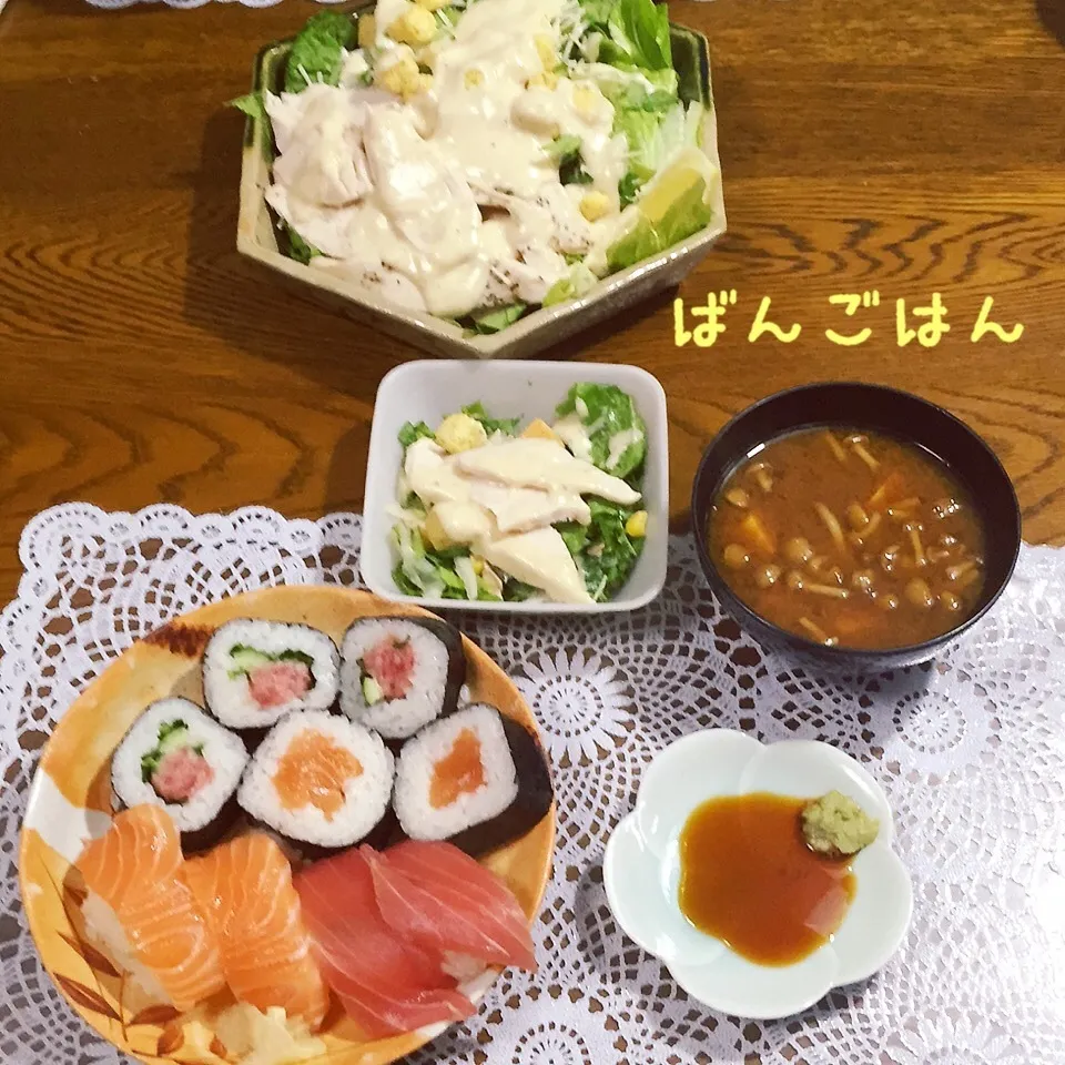 Snapdishの料理写真:鮪サーモン寿司、チキンシーザーサラダ、ナメコ豆腐味噌汁|yakinasuさん