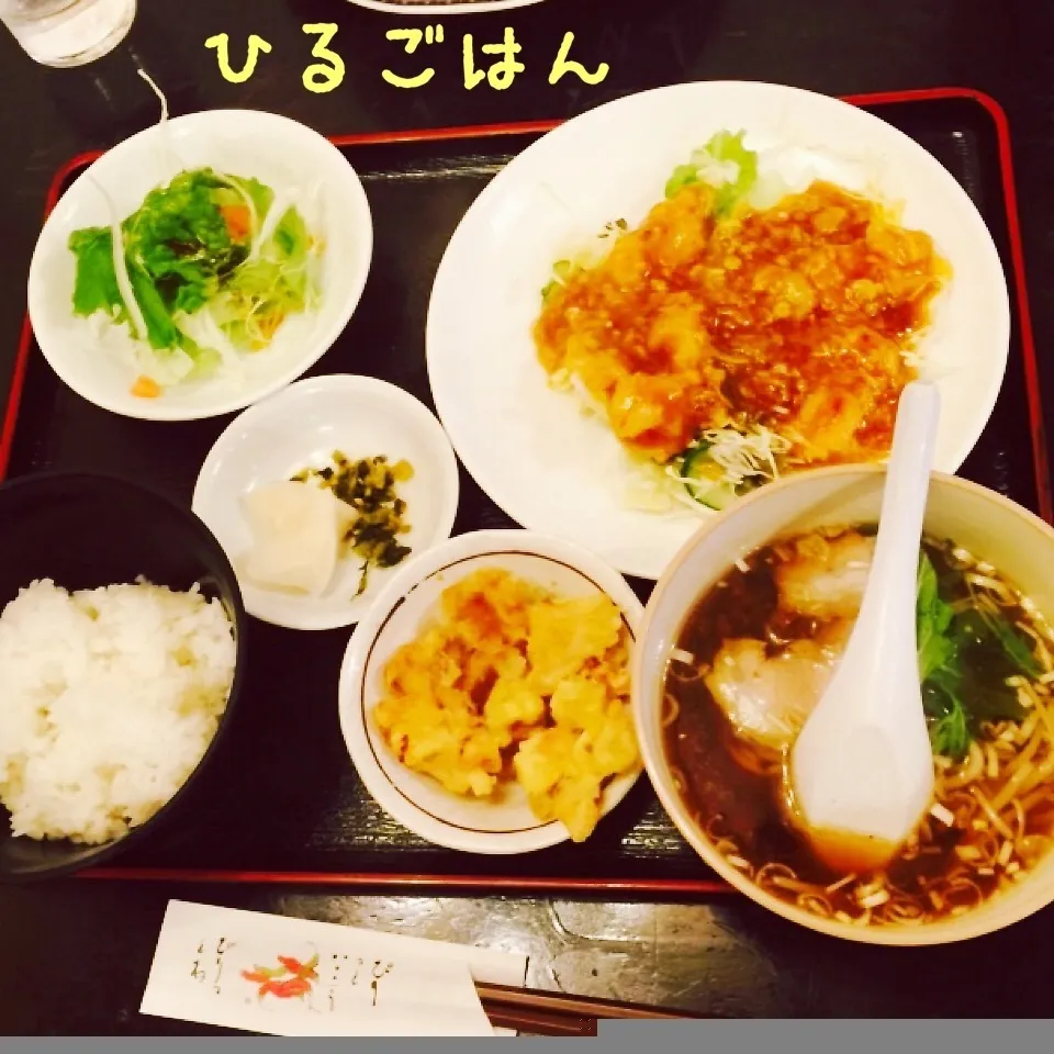 Snapdishの料理写真:えびチリ、ミニラーメン、芋天サラダ、香の物、ごはん|yakinasuさん