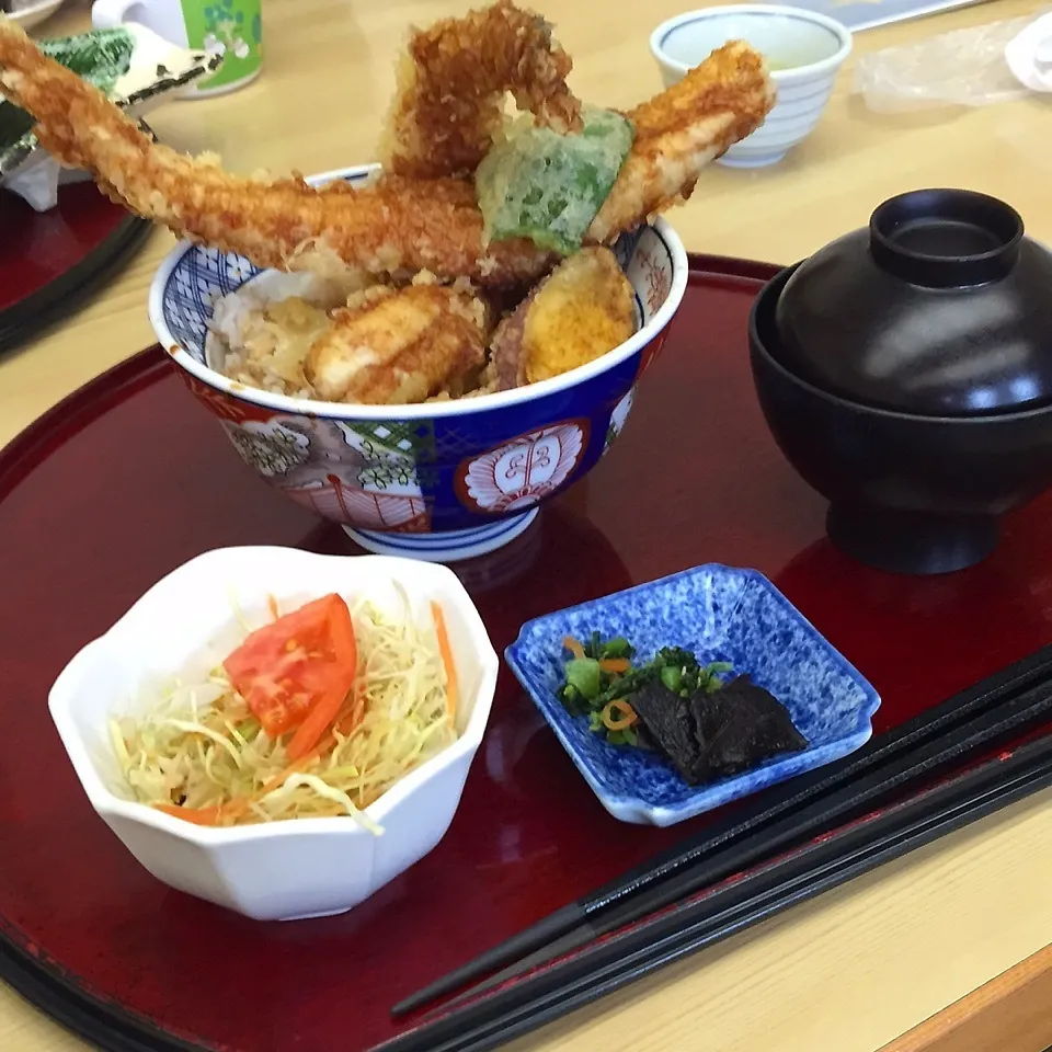 穴子天丼、さらだ、香の物、味噌汁|yakinasuさん