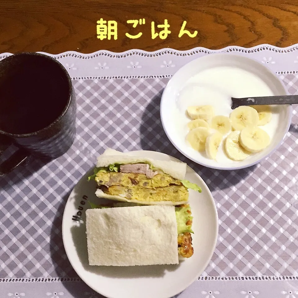 Snapdishの料理写真:玉子と煮豚のサンドイッチ、ヨーグルトバナナ、紅茶|yakinasuさん