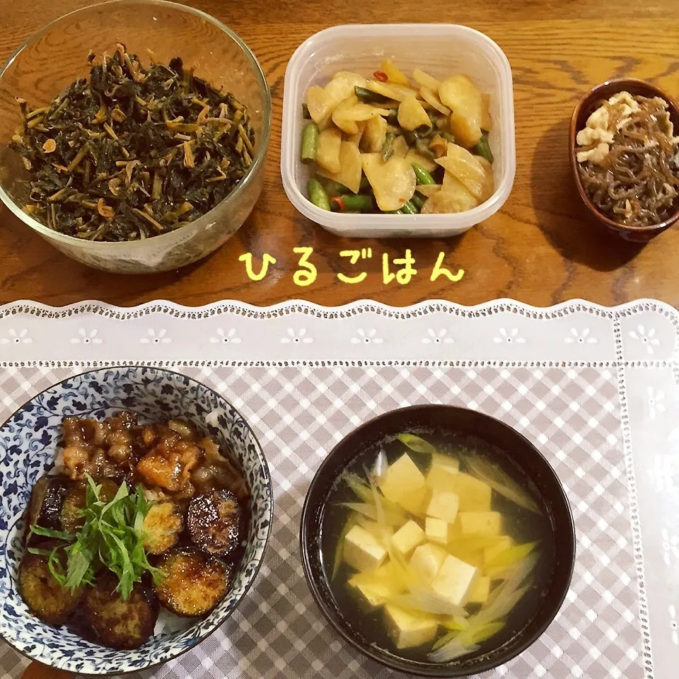 Snapdishの料理写真:茄子と豚バラ肉の照焼き丼、お吸い物、常備菜|yakinasuさん