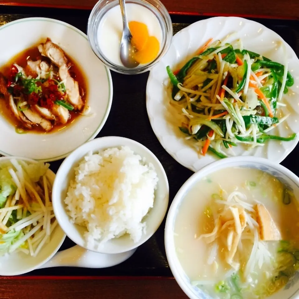 豚骨ラーメン、台湾からあげ、野菜炒め、大根サラダ、杏仁豆腐|yakinasuさん