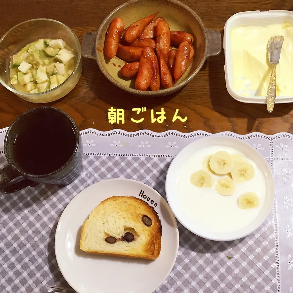 黒豆パン、ソーセージ、蕪アボカドサラダ、ヨーグルトバナナ、|yakinasuさん