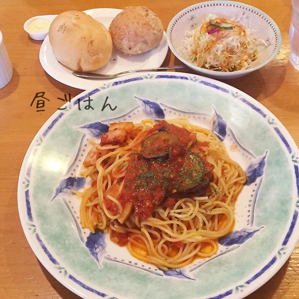 茄子とベーコンのトマトソースパスタ、パン、サラダ、|yakinasuさん