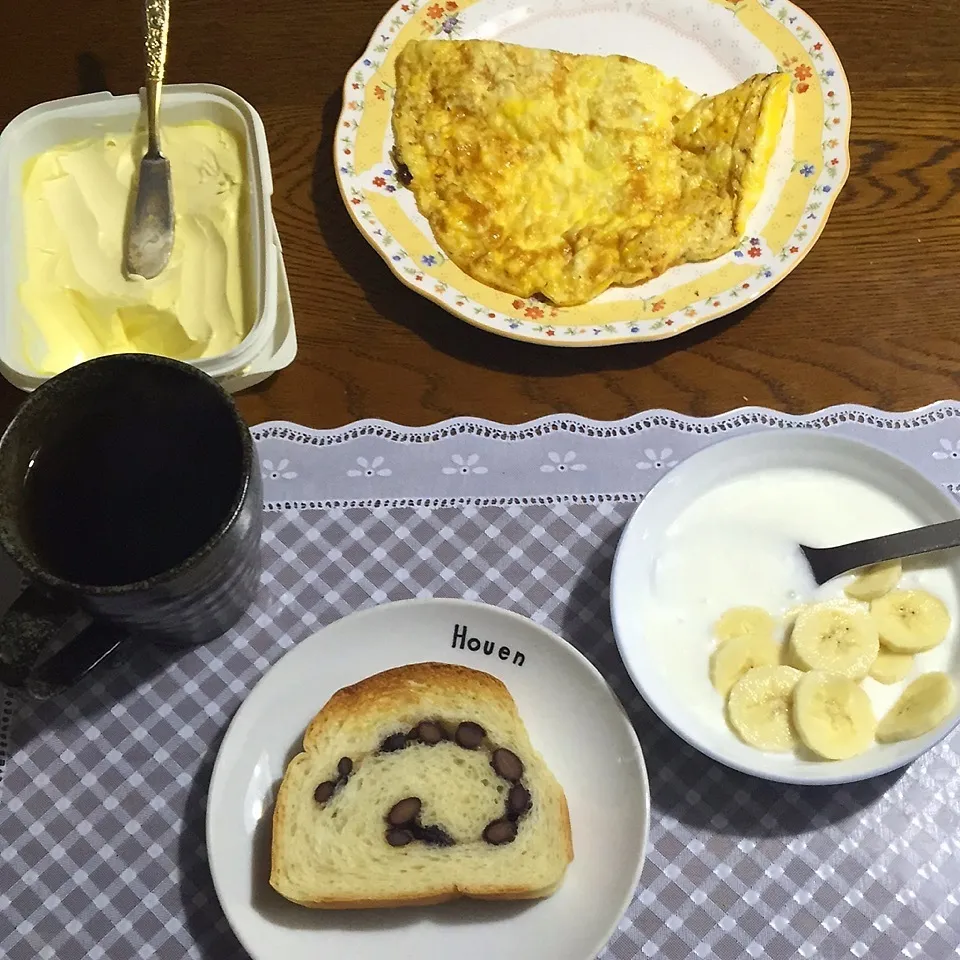 黒豆パン、チーズオムレツ、ヨーグルトバナナ、紅茶|yakinasuさん