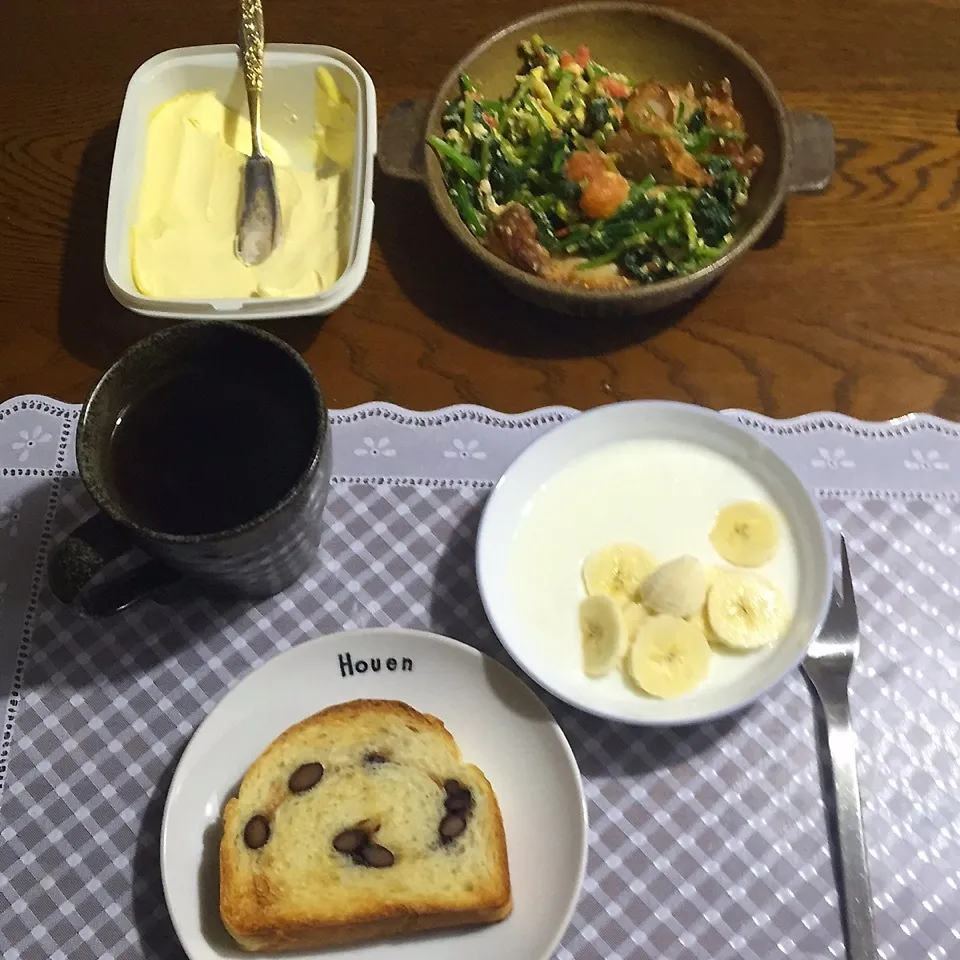 黒豆食パン、ほうれん草トマトからあげ炒め、ヨーグルトバナナ|yakinasuさん