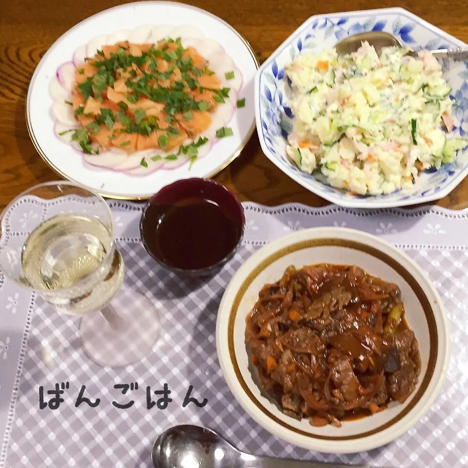 牛肉赤ワイン煮込み、蕪とサーモンサラダ、ポテトサラダ、ワイン|yakinasuさん