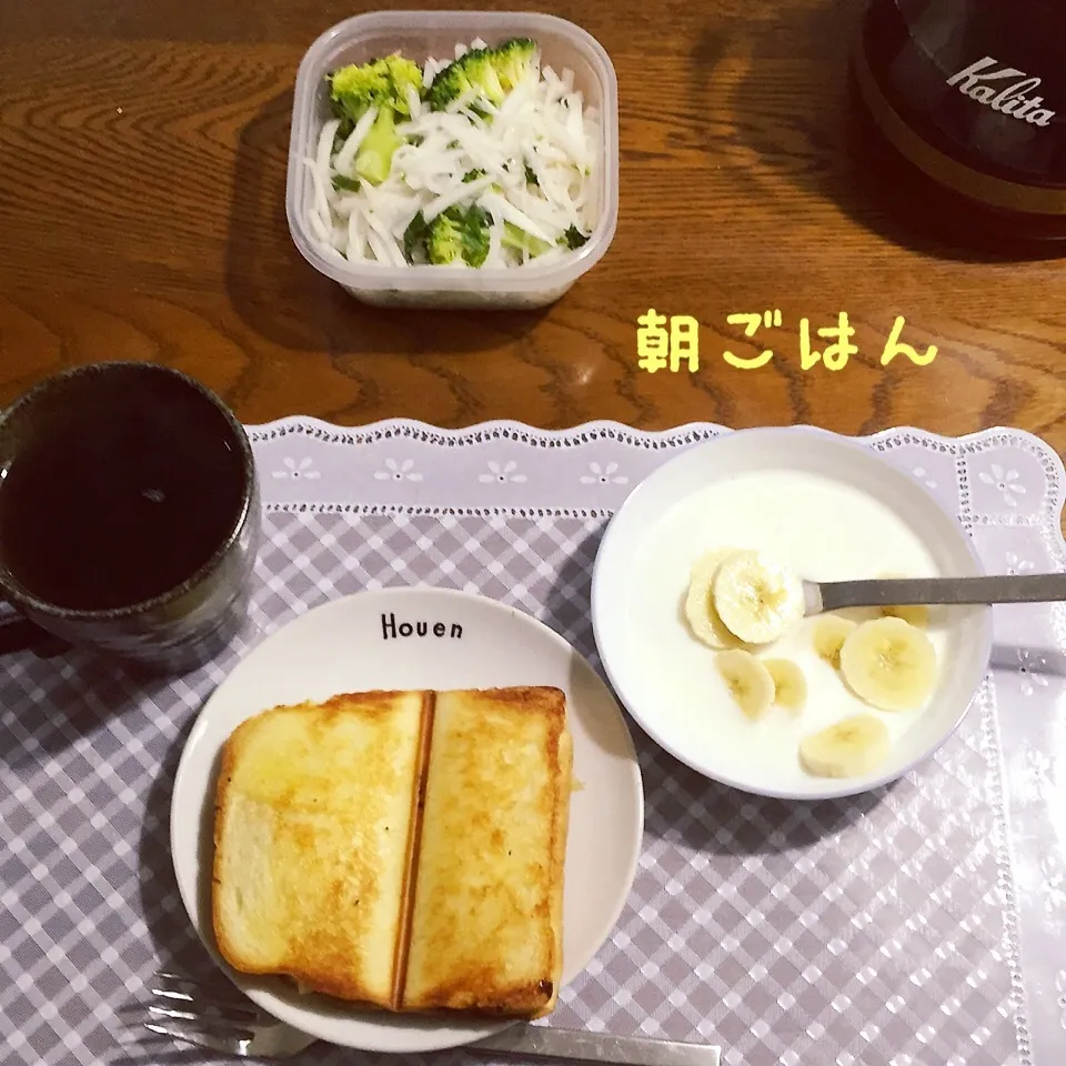 Snapdishの料理写真:キャベツベーコンのホットサンド、大根サラダ、ヨーグルトバナナ|yakinasuさん