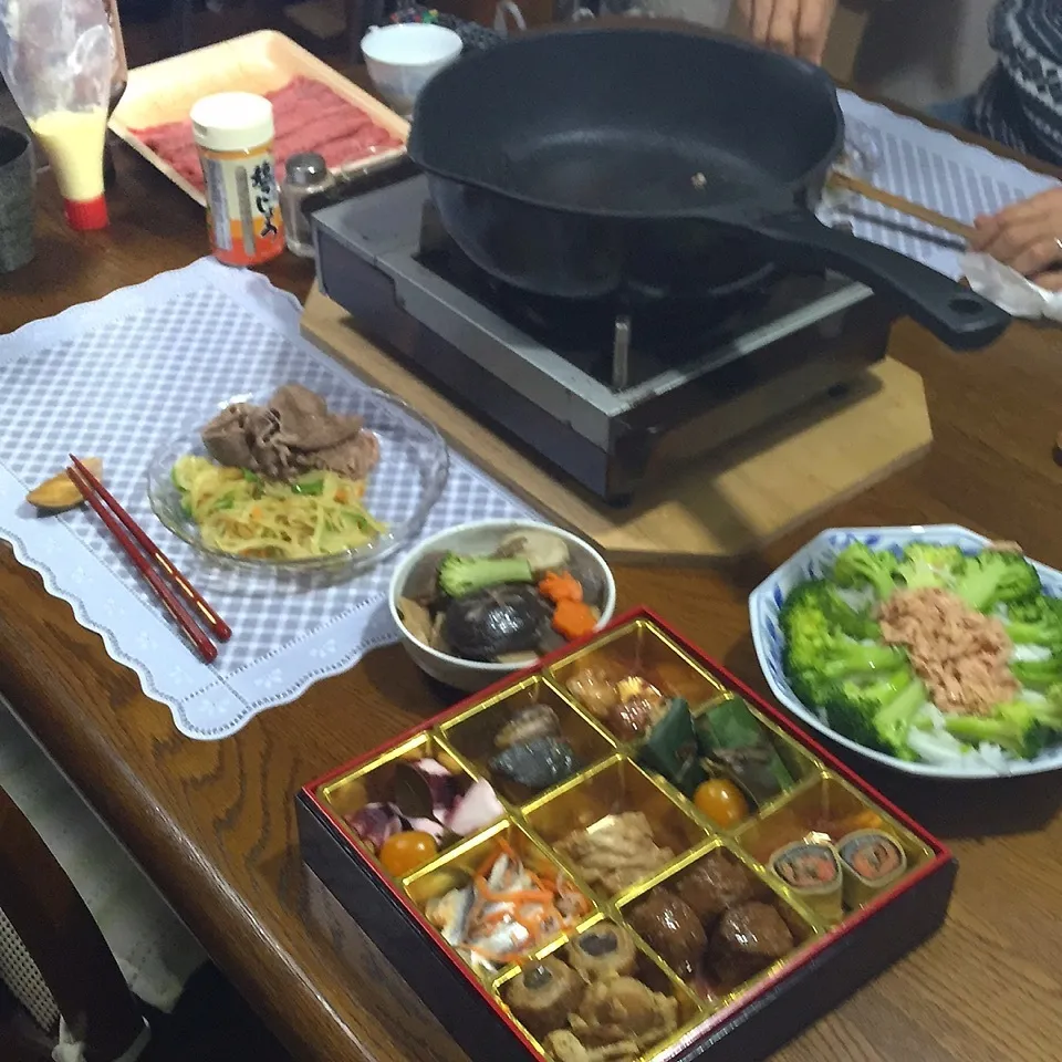 Snapdishの料理写真:鳳来牛で焼肉♪.野菜炒め、大根とブロッコリーのツナサラダ、|yakinasuさん