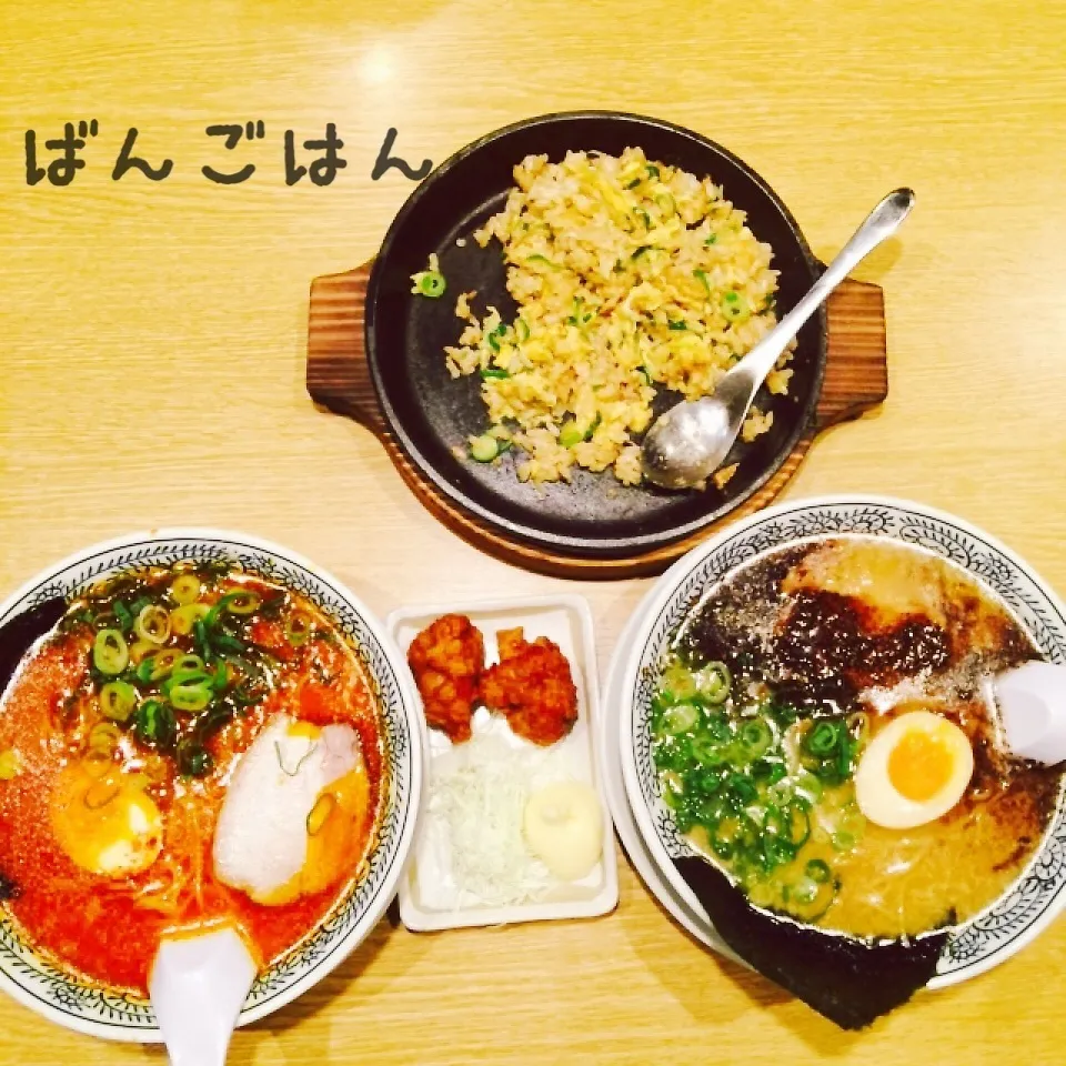 Snapdishの料理写真:赤豚骨と、黒豚骨ラーメン、ミニチャーハン、唐揚げ|yakinasuさん