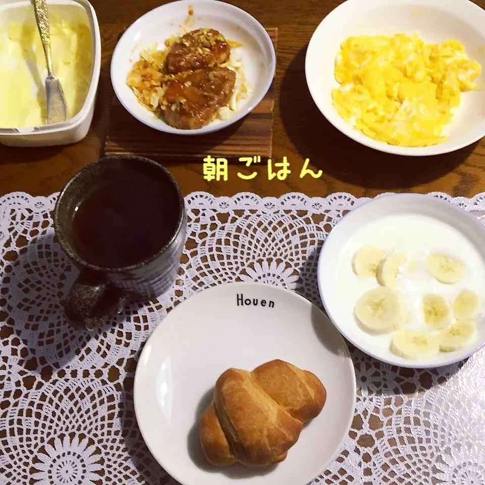 ロールパン、スクランブル、豚ヒレ肉照焼き、ヨーグルトバナナ|yakinasuさん