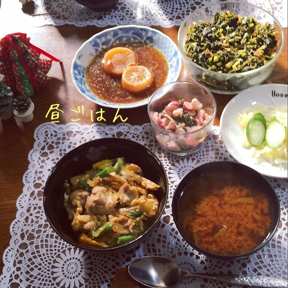 Snapdishの料理写真:親子丼、味噌汁、常備菜|yakinasuさん