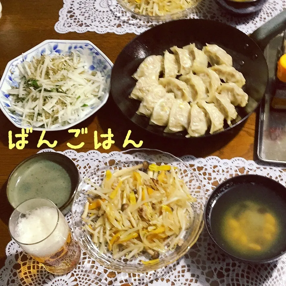 餃子、野菜炒め、大根ジャコサラダ、豆スープ、ビール|yakinasuさん