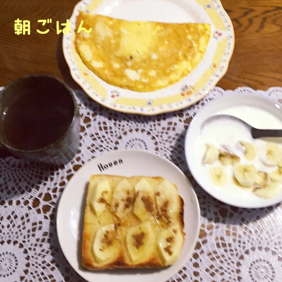 Snapdishの料理写真:ハニーアップルトースト、チーズオムレツ、ヨーグルトバナナ|yakinasuさん