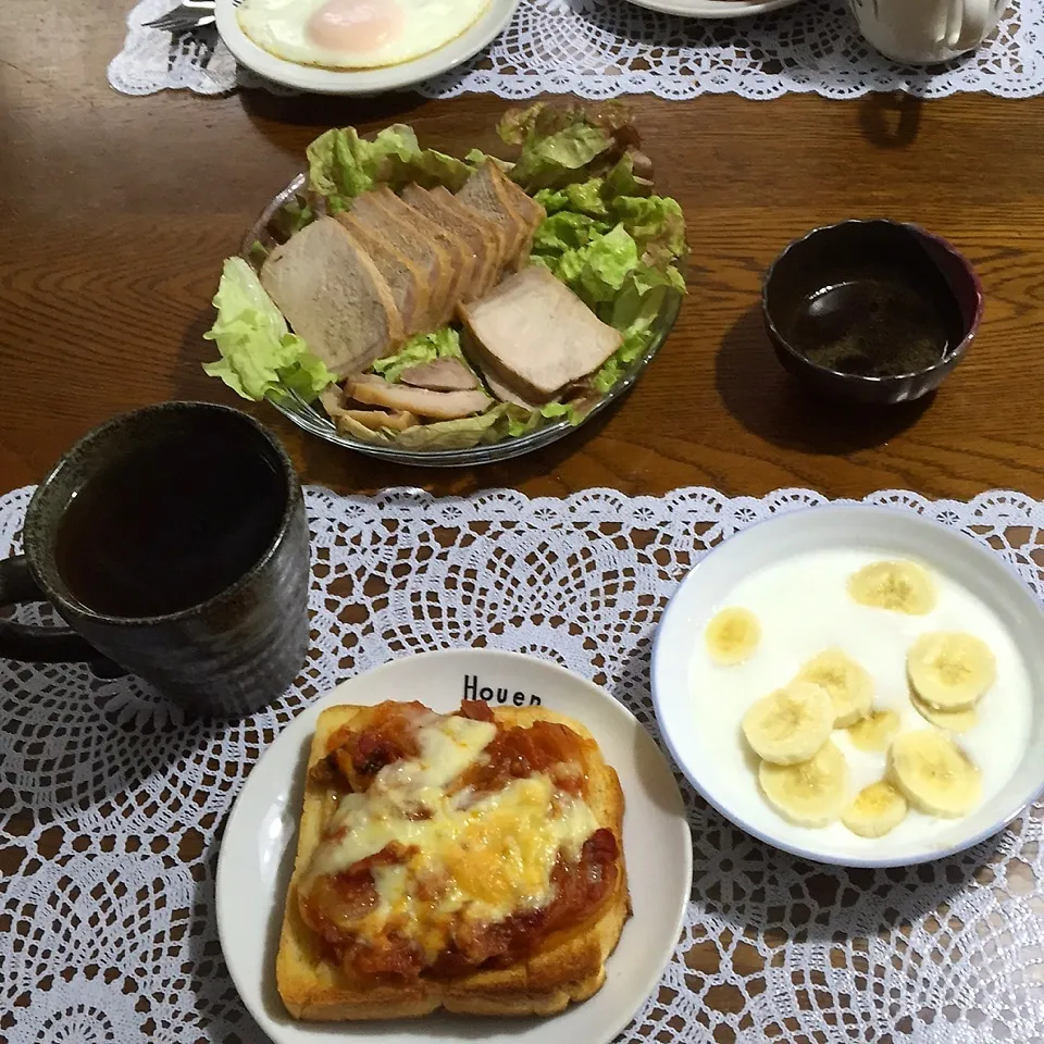 Snapdishの料理写真:ピザトースト、煮豚、ヨーグルトバナナ、紅茶|yakinasuさん