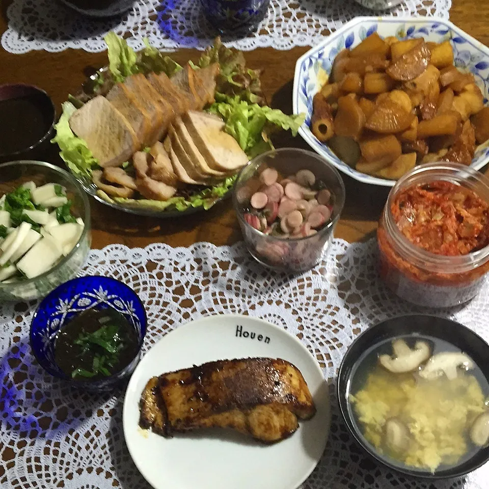 Snapdishの料理写真:鰤照焼き、煮豚、大根里芋竹輪味噌煮、モズク、吸い物、蕪浅漬|yakinasuさん