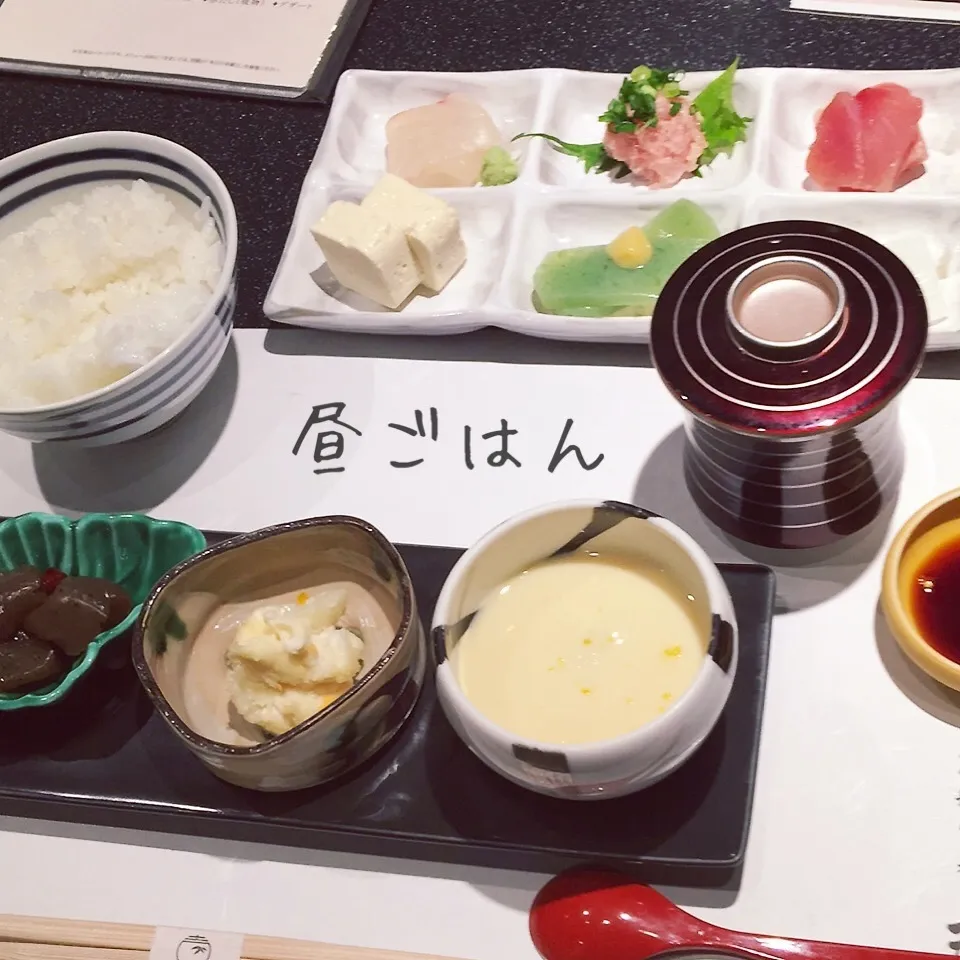 Snapdishの料理写真:お刺身盛り合わせ、茶碗蒸し、おばんざい、赤出し|yakinasuさん