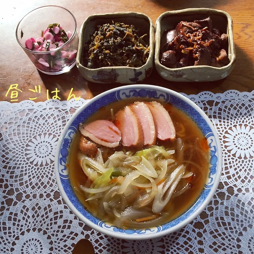 Snapdishの料理写真:鴨スモークのせ醤油ラーメン、レバー甘辛煮|yakinasuさん