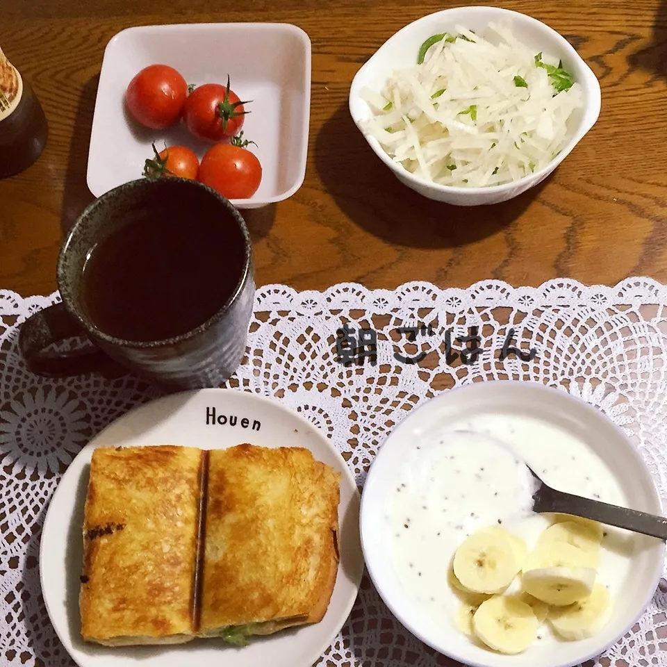 Snapdishの料理写真:キャベツスモーク鴨のホットサンド、大根サラダ、トマト、ヨーグ|yakinasuさん