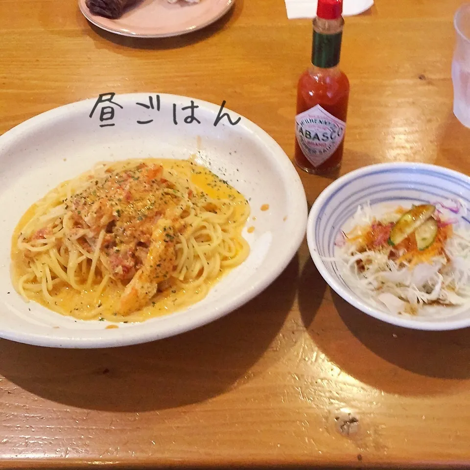 Snapdishの料理写真:かにのトマトクリームソースパスタ、サラダ、|yakinasuさん