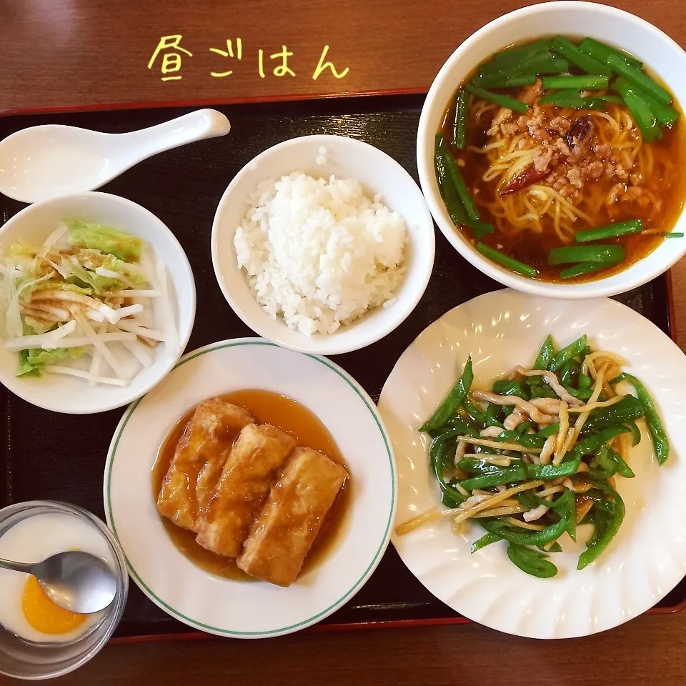 台湾ラーメン、豆腐あんかけ、青椒肉絲、大根サラダ、杏仁豆腐|yakinasuさん