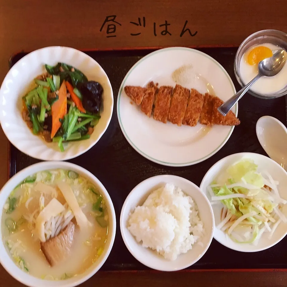 豚骨ラーメン、白身魚フライ、小松菜炒め、大根サラダ、杏仁豆腐|yakinasuさん