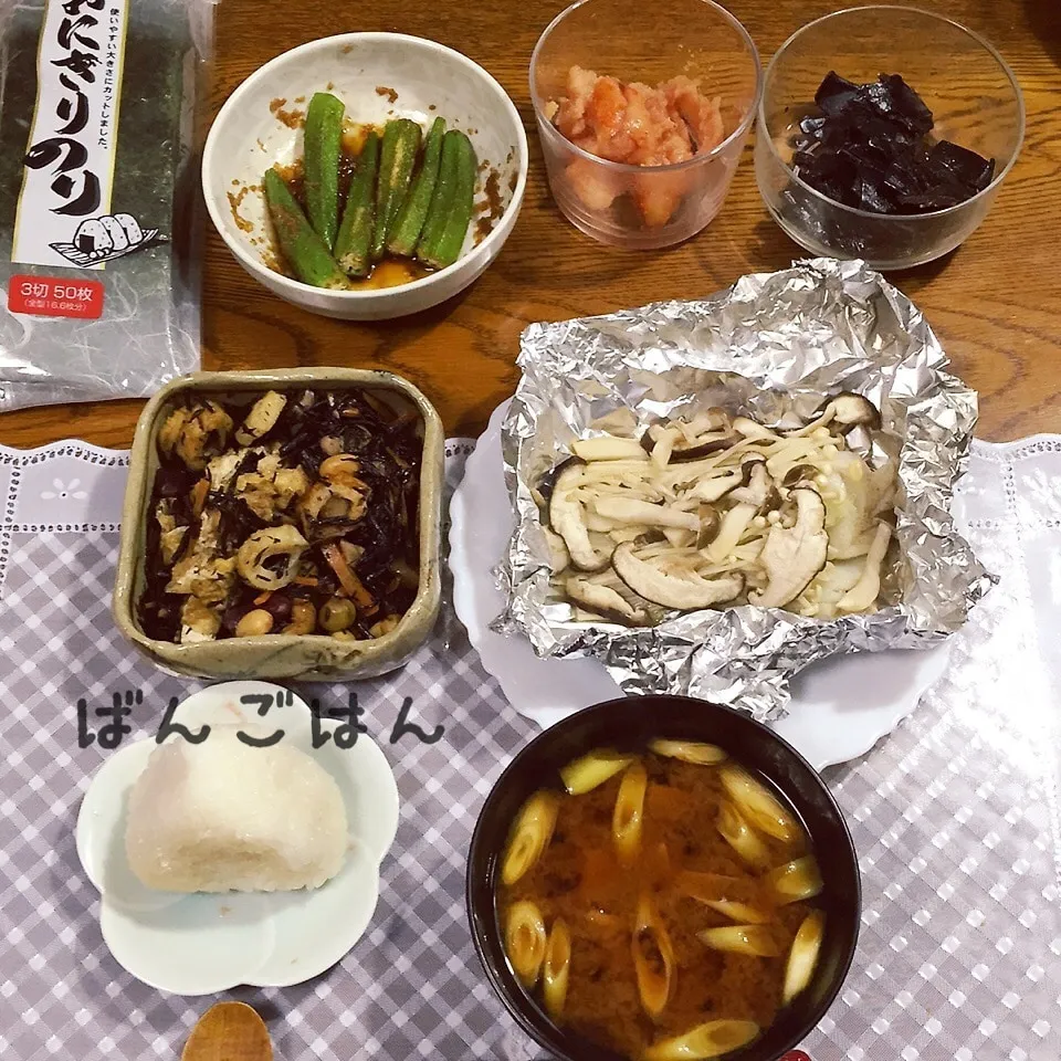 Snapdishの料理写真:おにぎり、鱈ホイル焼き、生ひじき煮、味噌汁、焼きオクラ生姜漬|yakinasuさん